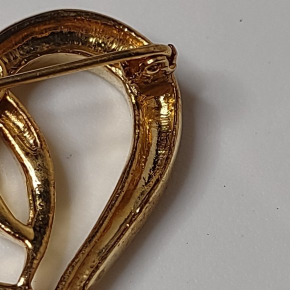 Cute Gold Tone Heart Shaped Brooch - Picture 12 of 16